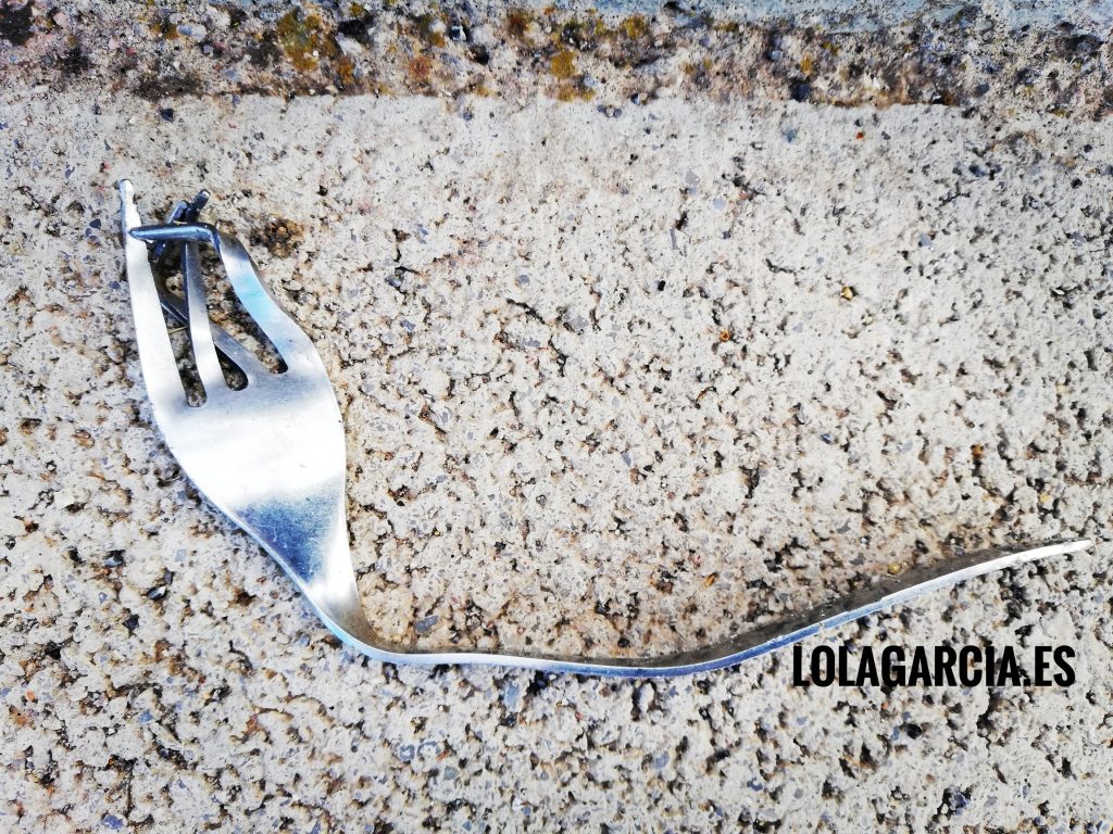 Tenedor deformado protagonista del microrelato