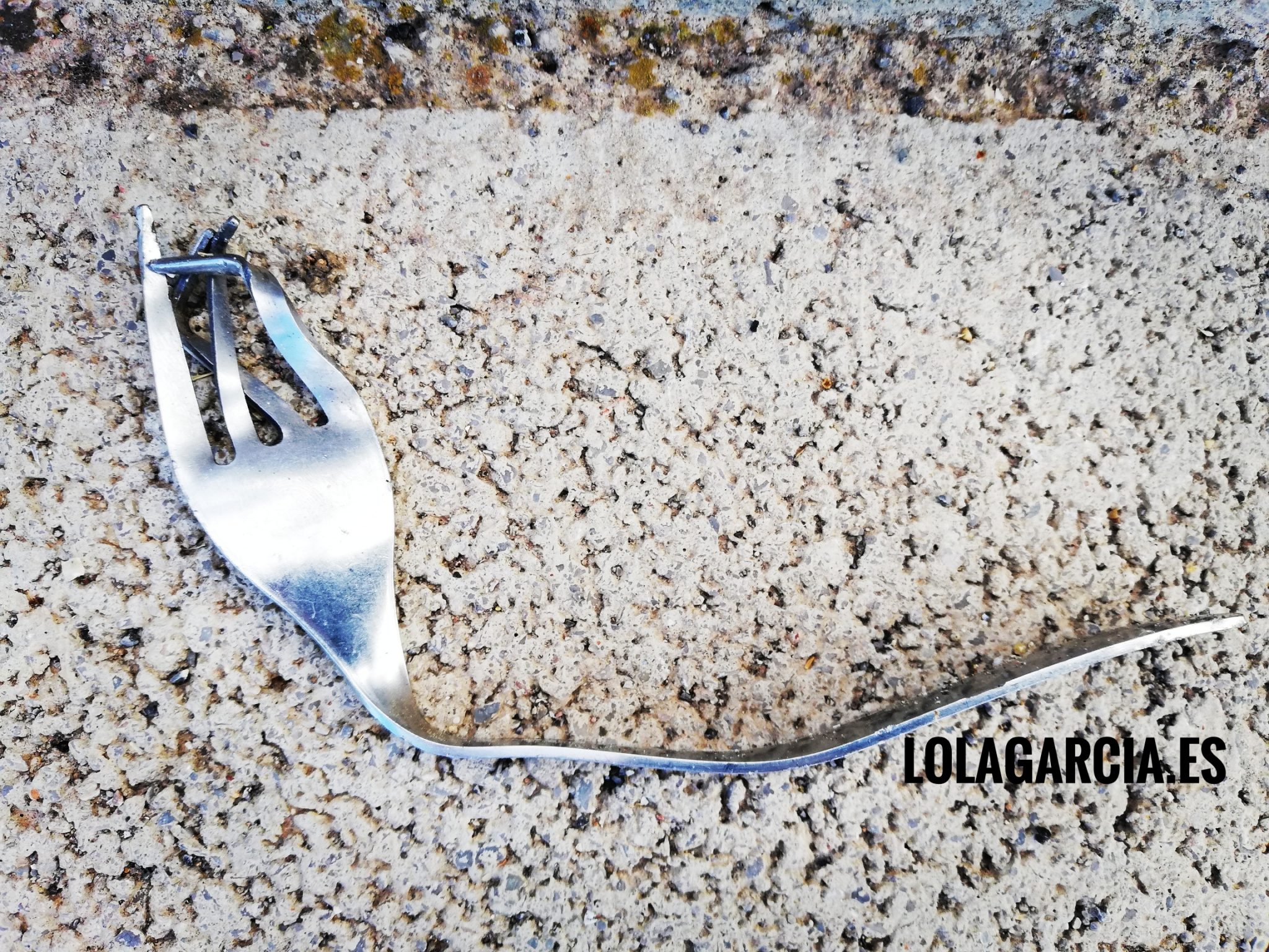 Tenedor deformado protagonista del microrelato